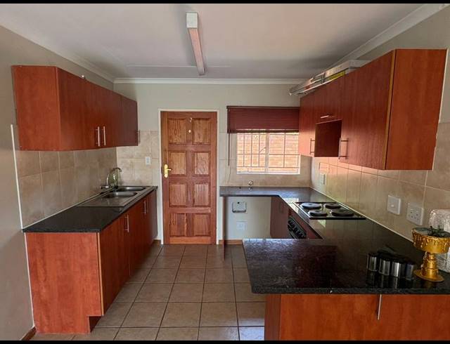 2 BEDROOM TOWNHOUSE FOR SALE IN ROOIHUISKRAAL